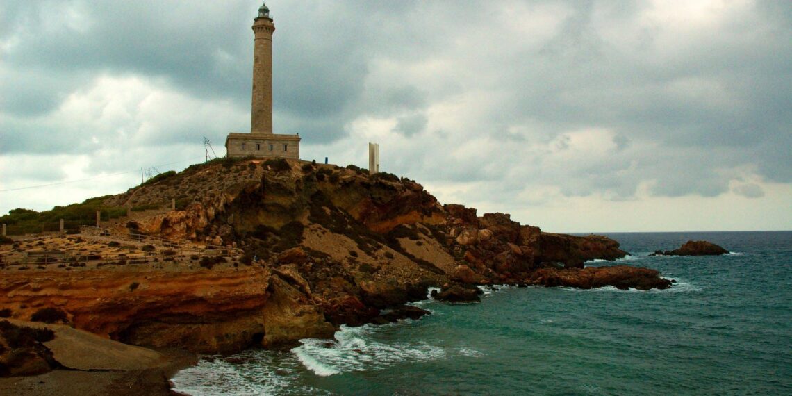 Vista del faro sobre el cabo de Palos