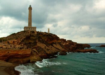 Vista del faro sobre el cabo de Palos