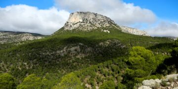 Esta es una fotografía de una Zona Especial de Conservación en España. Pico del Morrón - Sierra de Espuña