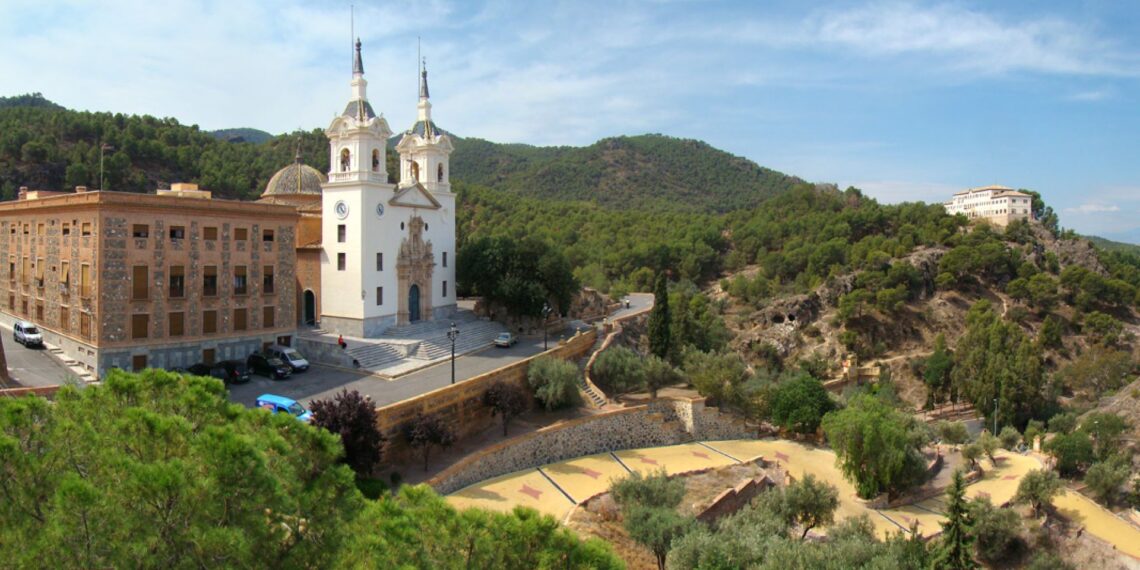 Imagen lateral del Santuario con el monasterio de las monjas benedictinas en primer término.