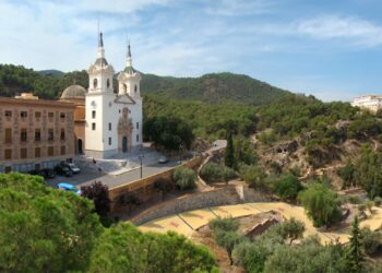 Imagen lateral del Santuario con el monasterio de las monjas benedictinas en primer término.