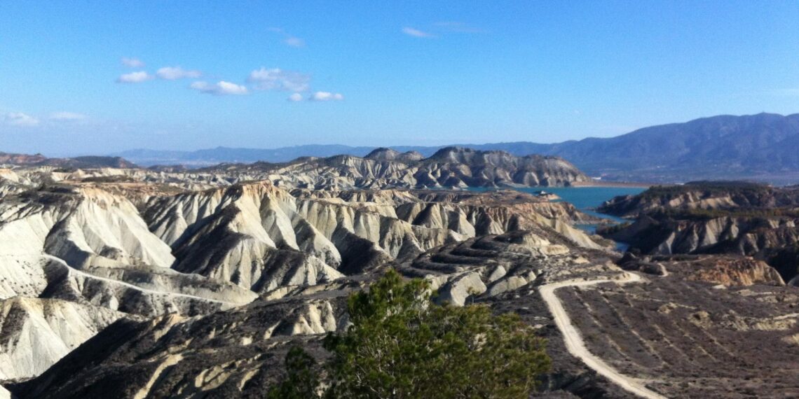 Vista del paraje de los Barrancos de Gebas (espacio protegido), con el embalse de la Rambla de Algeciras al fondo (Región de Murcia, España).