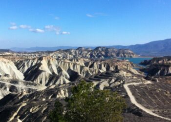Vista del paraje de los Barrancos de Gebas (espacio protegido), con el embalse de la Rambla de Algeciras al fondo (Región de Murcia, España).
