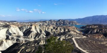 Vista del paraje de los Barrancos de Gebas (espacio protegido), con el embalse de la Rambla de Algeciras al fondo (Región de Murcia, España).