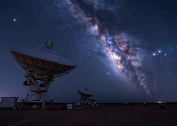 Radiotelescopio MeerKAT bajo la Vía Láctea en el desierto de Sudáfrica captando señales del universo lejano