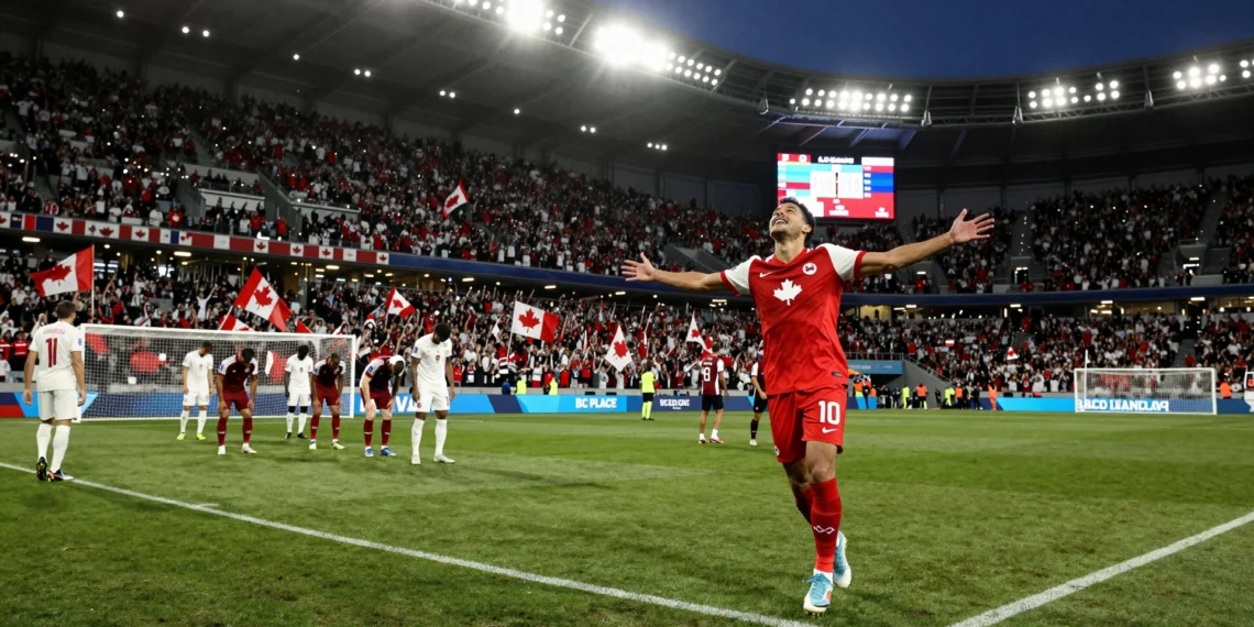 Jugador canadiense celebra un gol ante Qatar en el Mundial 2026 en el BC Place de Vancouver