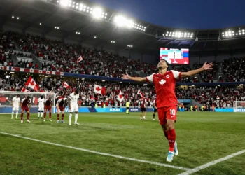 Jugador canadiense celebra un gol ante Qatar en el Mundial 2026 en el BC Place de Vancouver