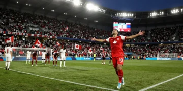 Jugador canadiense celebra un gol ante Qatar en el Mundial 2026 en el BC Place de Vancouver