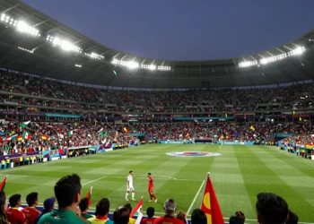 Estadio repleto de aficionados con camisetas de colores durante la ceremonia de apertura del Mundial 2026