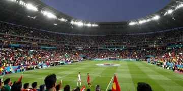 Estadio repleto de aficionados con camisetas de colores durante la ceremonia de apertura del Mundial 2026