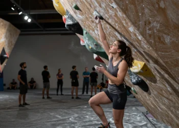 Geila Macià, promesa del búlder español, concentrada frente al muro de competición en un gimnasio de Barcelona.