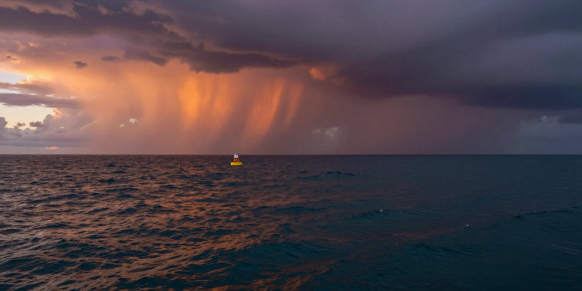 Boya científica en el Pacífico ecuatorial bajo cielo tormentoso con aguas cálidas durante El Niño