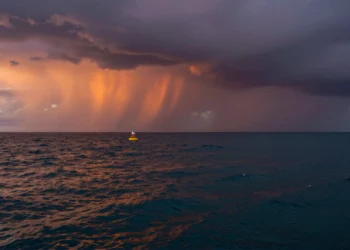 Boya científica en el Pacífico ecuatorial bajo cielo tormentoso con aguas cálidas durante El Niño