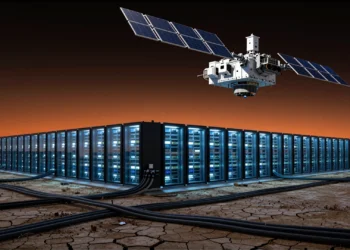 Centro de datos futurista al atardecer con servidores y cables sobre tierra agrietada, plataforma orbital al fondo