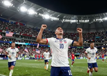 Jugador de USMNT celebra con los puños en alto en el SoFi Stadium ante una multitud eufórica durante el Mundial 2026