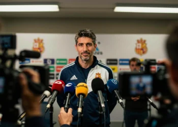 Entrenador del Málaga CF en rueda de prensa con expresión de convicción ante el partido decisivo por el ascenso