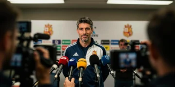 Entrenador del Málaga CF en rueda de prensa con expresión de convicción ante el partido decisivo por el ascenso