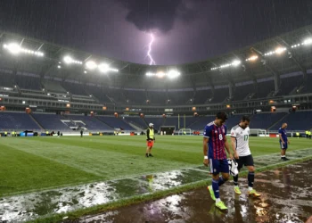 Jugadores de fútbol abandonan el campo bajo una tormenta eléctrica en el estadio del Mundial en Philadelphia
