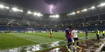 Jugadores de fútbol abandonan el campo bajo una tormenta eléctrica en el estadio del Mundial en Philadelphia