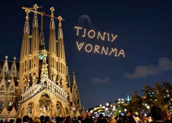 Cientos de drones forman letras doradas en el cielo nocturno sobre la Sagrada Família de Barcelona ante una multitud