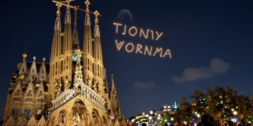 Cientos de drones forman letras doradas en el cielo nocturno sobre la Sagrada Família de Barcelona ante una multitud