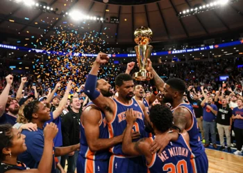 Jugadores de los New York Knicks celebran el campeonato en el Madison Square Garden con confeti naranja y azul