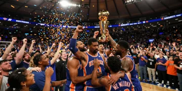Jugadores de los New York Knicks celebran el campeonato en el Madison Square Garden con confeti naranja y azul