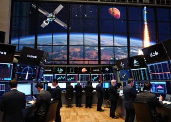 Analistas financieros en bolsa moderna con pantallas de lanzamientos espaciales, satélites y gráficos bursátiles al fondo