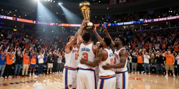 Jugadores de los New York Knicks celebran el campeonato NBA levantando el Trofeo Larry O'Brien entre lluvia de confeti dorado