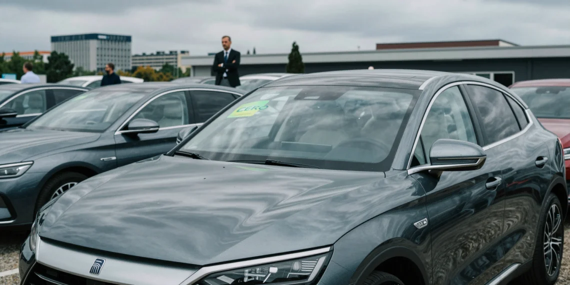 SUV híbrido enchufable chino con etiqueta CERO emisiones en un concesionario europeo bajo un cielo gris de Bruselas