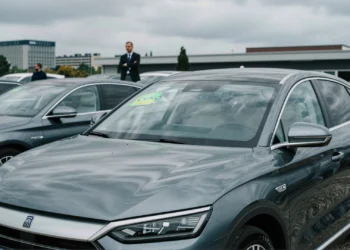 SUV híbrido enchufable chino con etiqueta CERO emisiones en un concesionario europeo bajo un cielo gris de Bruselas