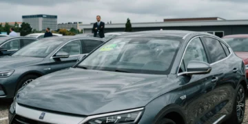 SUV híbrido enchufable chino con etiqueta CERO emisiones en un concesionario europeo bajo un cielo gris de Bruselas