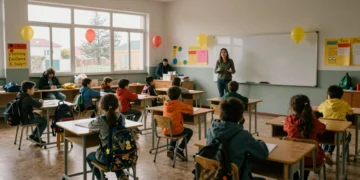Niños en aula de emergencia en gimnasio escolar valenciano tras la DANA, con maestra y carteles de bienvenida