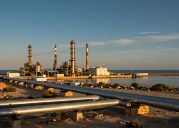 Puerto industrial de Escombreras en Cartagena con tuberías de hidrógeno verde al atardecer mediterráneo