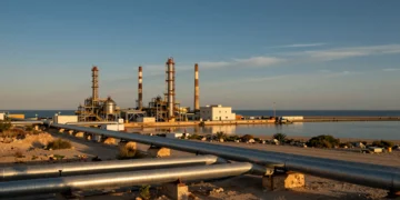 Puerto industrial de Escombreras en Cartagena con tuberías de hidrógeno verde al atardecer mediterráneo