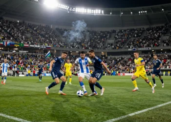 Jugadores de Japón y Suecia disputan un balón en el centro del campo durante su partido del Grupo F del Mundial
