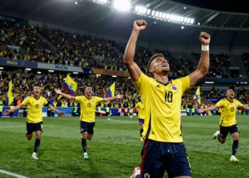 Jugador ecuatoriano celebra con los puños en alto en el MetLife Stadium tras el gol histórico ante Alemania en el Mundial