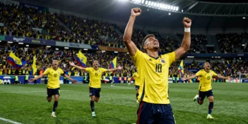 Jugador ecuatoriano celebra con los puños en alto en el MetLife Stadium tras el gol histórico ante Alemania en el Mundial