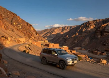 SUV híbrido enchufable Ebro s900 en curva de montaña del Alto Atlas de Marruecos a más de 3.000 metros