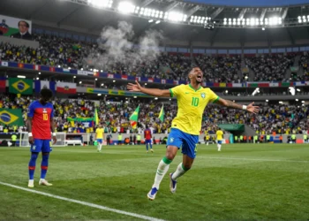 Jugador brasileño celebra un gol ante Haití en el Mundial 2026 en Filadelfia, con el estadio repleto de aficionados