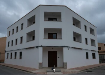 Edificio residencial terminado en Valencia oscuro y vacío, con llaves en la entrada y cables eléctricos sin conexión