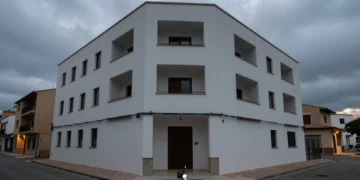 Edificio residencial terminado en Valencia oscuro y vacío, con llaves en la entrada y cables eléctricos sin conexión