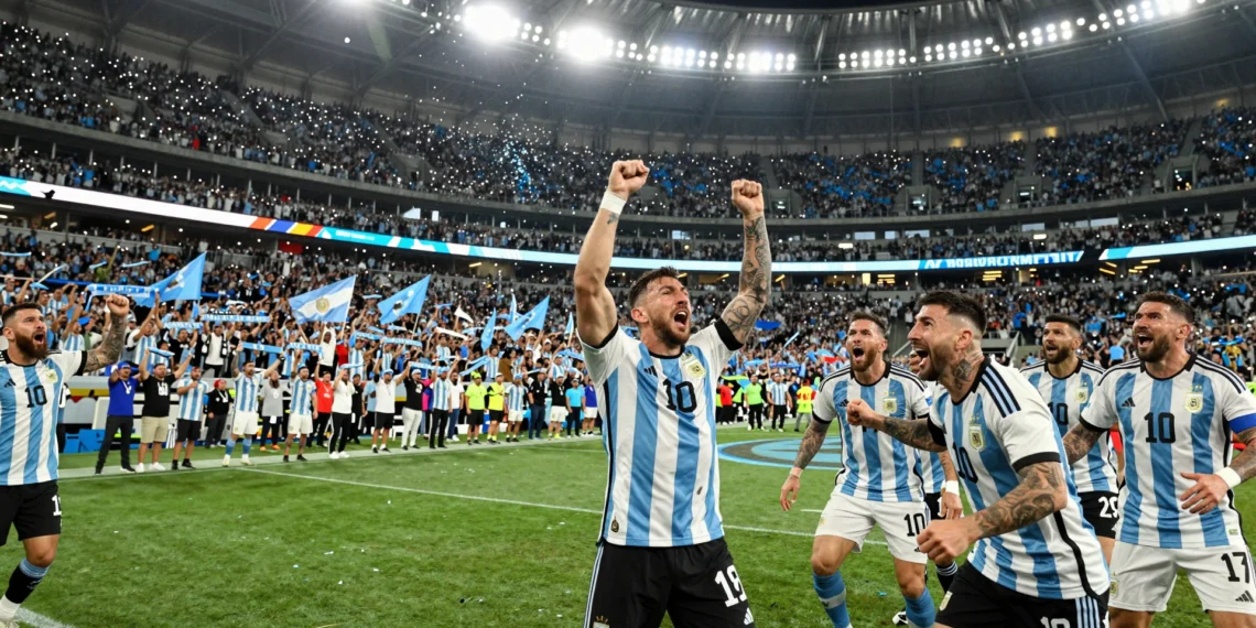 Jugadores de Argentina celebran un gol con euforia en el estadio rodeados de miles de hinchas con banderas celestes y blancas