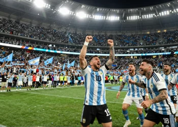 Jugadores de Argentina celebran un gol con euforia en el estadio rodeados de miles de hinchas con banderas celestes y blancas