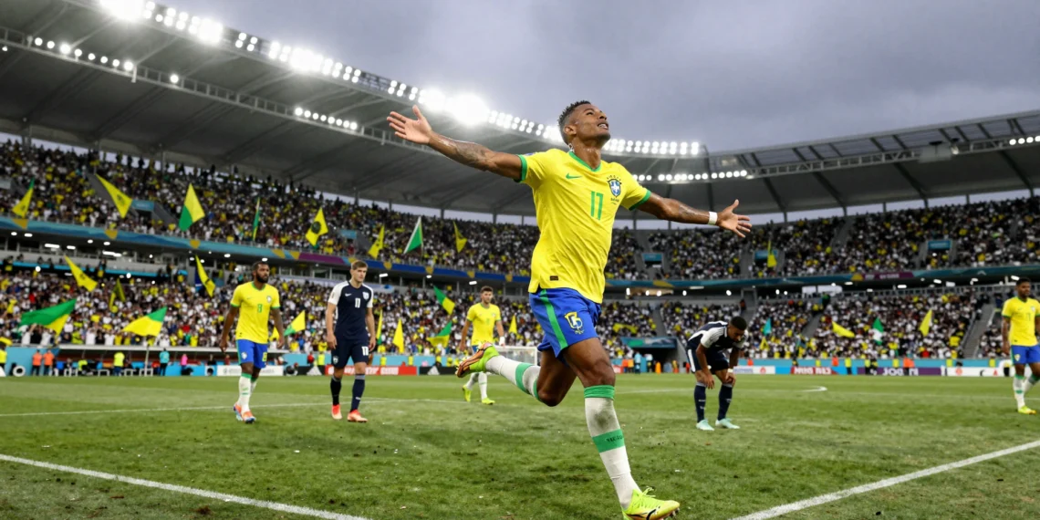 Jugador brasileño celebra gol con los brazos abiertos en el Hard Rock Stadium de Miami durante el Mundial 2026
