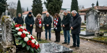 Aficionados del Sporting de Gijón rinden homenaje ante la tumba del fundador del club en un cementerio histórico español