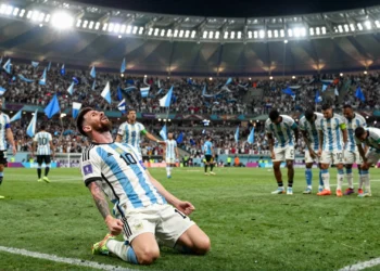 Jugador argentino número 10 de rodillas con puños al cielo celebrando remontada ante Cabo Verde en estadio de Miami