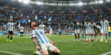 Jugador argentino número 10 de rodillas con puños al cielo celebrando remontada ante Cabo Verde en estadio de Miami