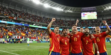 Jugadores de España celebran eufóricos en el SoFi Stadium de Los Ángeles tras golear 3-0 a Austria