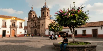 Parque Calderón en Cuenca, Ecuador, con las cúpulas azules de la Catedral Nueva y vida cotidiana local
